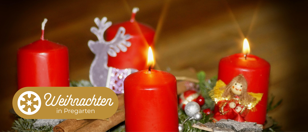 Eine rote Kerze brennt mit einer Flamme. Sie steht auf einer dekorierten Oberfläche mit silbernen Ornamenten und einem verschwommenen Rentier im Hintergrund. Das Wort 'Lichten' ist in weiß geschrieben.