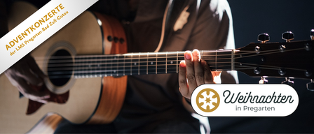 Eine Person spielt eine Gitarre und konzentriert sich auf ihre Finger auf dem Griffbrett, mit einem Logo in der unteren rechten Ecke.