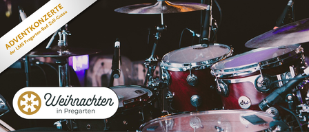 Ein Drumset mit aufgestellten Mikrofonen, einschließlich einer Becken und einem Snare-Drum, vor einem unscharfen Hintergrund. Der Markenname 'Drumten' wird angezeigt.