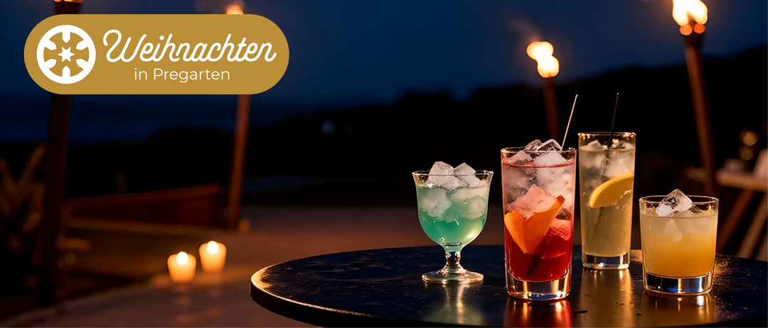 Zwei Gläser mit Getränken auf einem Tisch, eines mit grüner Flüssigkeit und Eis und das andere mit roter Flüssigkeit und Eis. Der Hintergrund ist dunkel mit einem gelben Licht, das den Tisch beleuchtet.