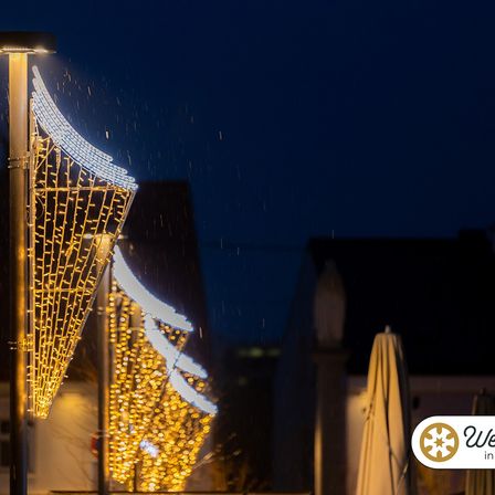 Bild enthält, Lighting, City, Nature, Night, Outdoors, Light, Architecture, Building, Office Building, Urban