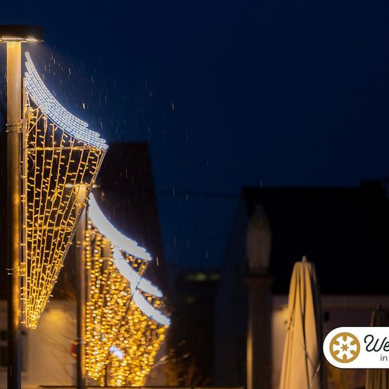 Bild enthält, Lighting, City, Nature, Night, Outdoors, Light, Architecture, Building, Office Building, Urban