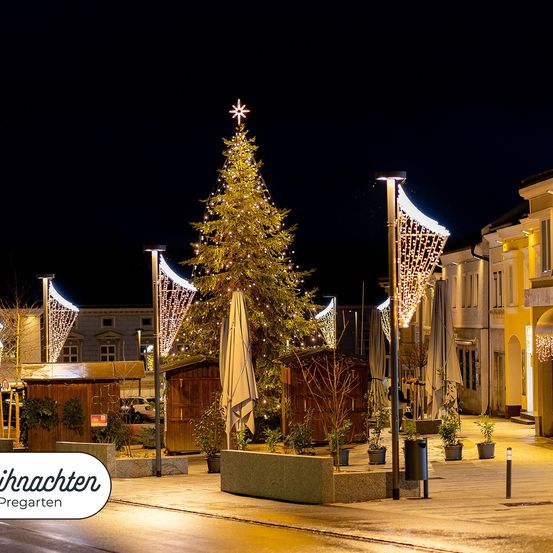 Bild enthält, Tree, Fir, Building, City, Neighborhood, Christmas, Christmas Decorations, Festival, Christmas Tree, Urban