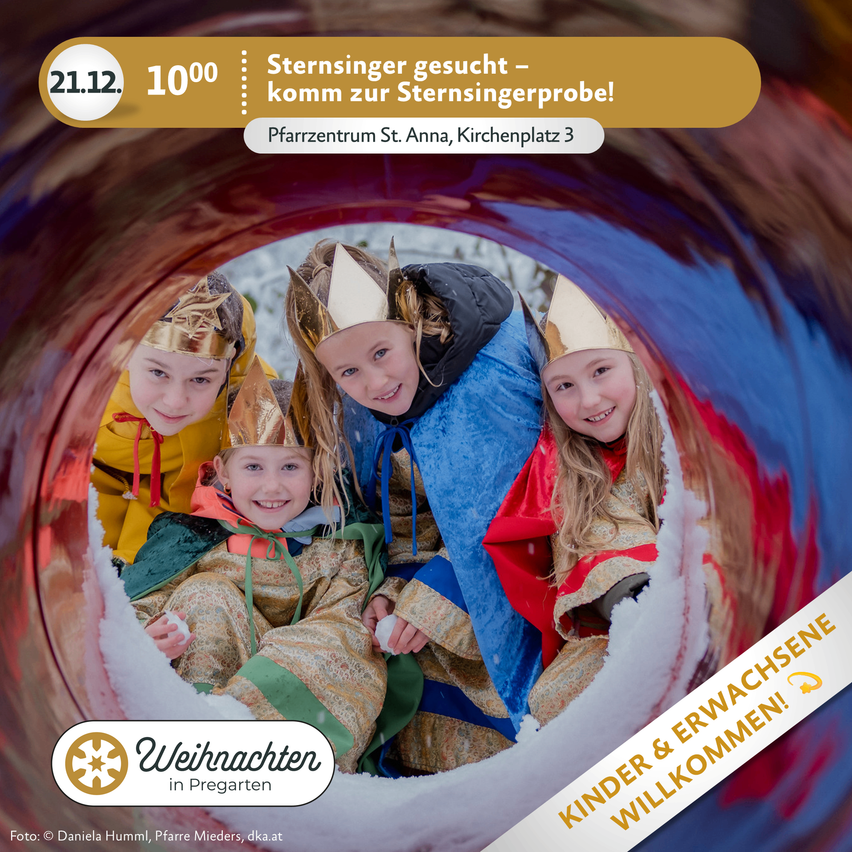 Vier Kinder in farbenfrohen Kostümen stehen in einem Tunnel. Sie tragen goldene Kronen und halten Schneebälle. Das Bild hat einen Wasserzeichen, der Weihnachten in Pregarten besagt.