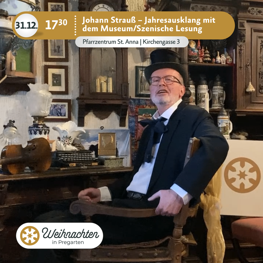 Ein älterer Mann in historischer Kleidung mit Zylinder sitzt in einem Stuhl, umgeben von Vintage-Gegenständen. Das Datum '31.12.' und die Zeit '17:30' sind angezeigt.