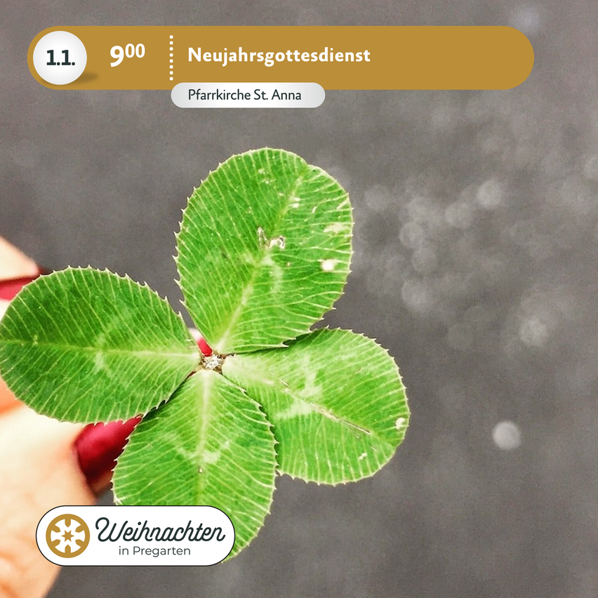 Eine Hand hält ein vierblättriges Kleeblatt, ein Symbol für Glück, mit einem festlichen Hintergrund, der einen Neujahrsgottesdienst ankündigt.