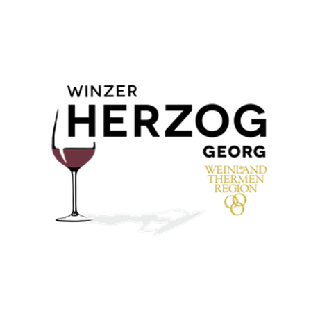 Ein Weinglas mit rotem Wein, gekennzeichnet mit Herzog Georg aus der Thermen Region.
