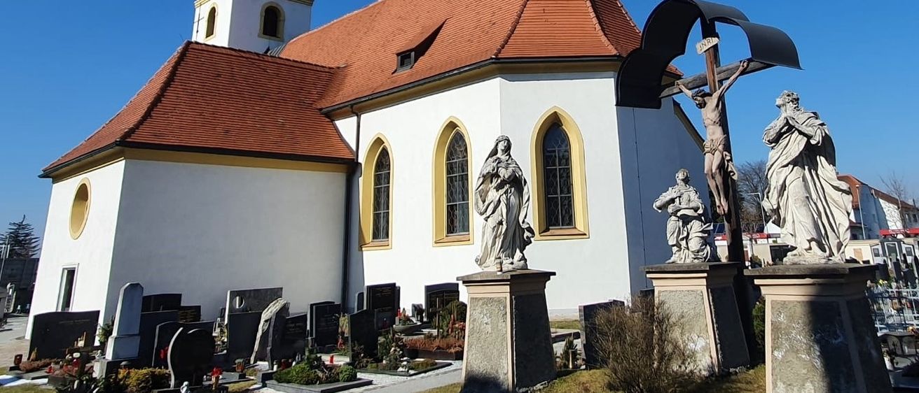 Bild enthält, Person, Arch, Architecture, Gothic Arch, Gravestone, Tomb, Outdoors, Building, Clock Tower, Tower