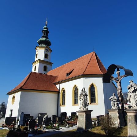 Bild enthält, Person, Arch, Architecture, Gothic Arch, Gravestone, Tomb, Outdoors, Building, Clock Tower, Tower