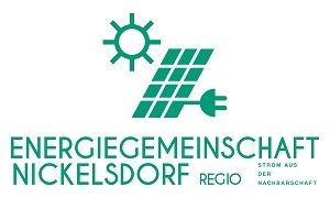 Das Logo der Energiegemeinschaft Nickelsdorf Regio zeigt eine Sonne, ein Solarpanel und einen Stecker und symbolisiert erneuerbare Energie und Stromversorgung aus der Gemeinschaft. Der Text lautet 'ENERGIEGEMEINSCHAFT NICKELSDORF REGIO' und 'STROM AUS DER NACHBARSCHAFT', was 'Energiegemeinschaft Nickelsdorf Regio' und 'Strom aus der Nachbarschaft' bedeutet.