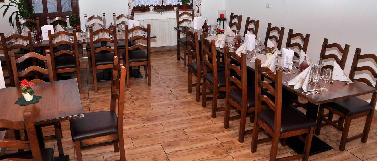 Bild enthält, Dining Room, Dining Table, Furniture, Indoors, Table, Restaurant, Wood, Chair, Cafeteria, Floor