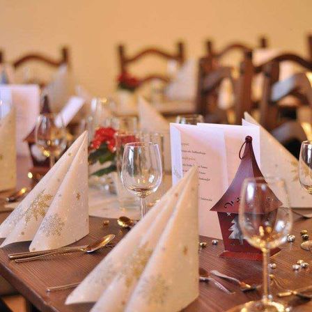 Bild enthält, Dining Table, Furniture, Table, Glass, Indoors, Dining Room, Napkin, Tabletop, Linen