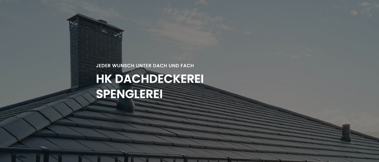 Ein Dach mit einem Schornstein an einem bewölkten Tag, mit dem Slogan 'Jeder Wunsch unter Dach und Fach' in fetter Schrift.