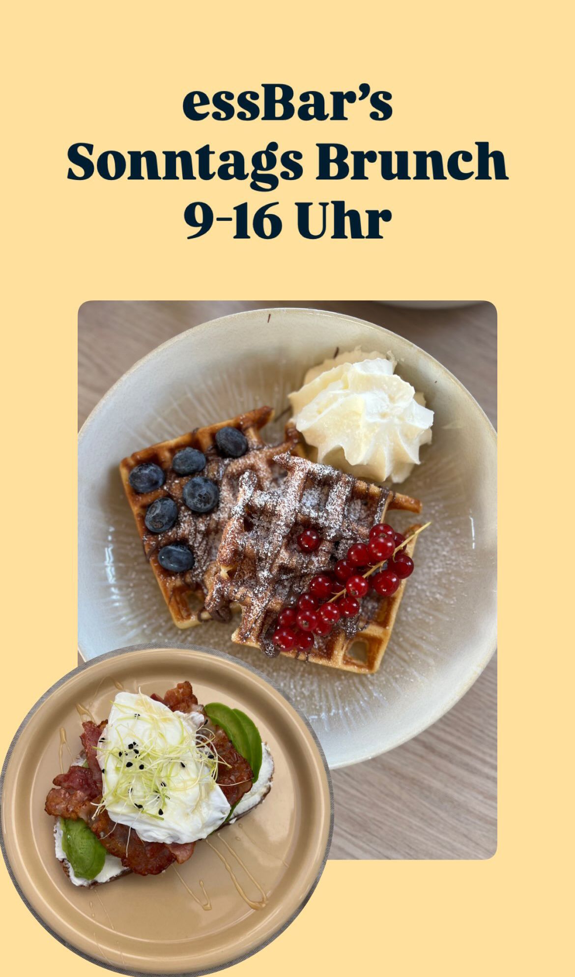 Zwei Frühstücksplatten, eine mit Waffeln, blaubeeren und Schlagsahne, die andere mit Speck und Eiern. Die Zeit 9-16 Uhr ist oben angezeigt.