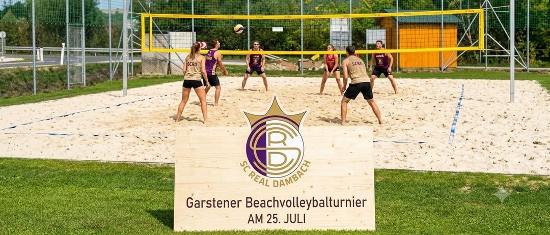 Eine Gruppe Beachvolleyballspieler spielt auf einem Sandplatz. Ein gelbes Netz trennt sie. Sie tragen Trikots mit Nummern. Ein Holzschild steht davor.