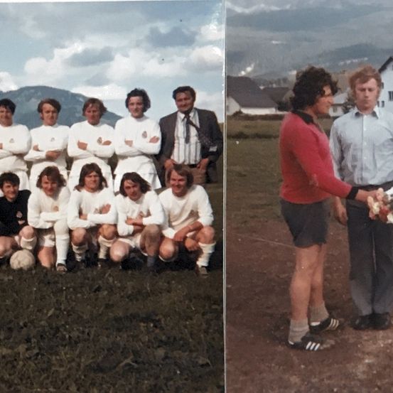 Ein altes Foto einer Fußballmannschaft, die für ein Foto posiert, während ein Mann einem anderen eine Blumenstrauß überreicht.