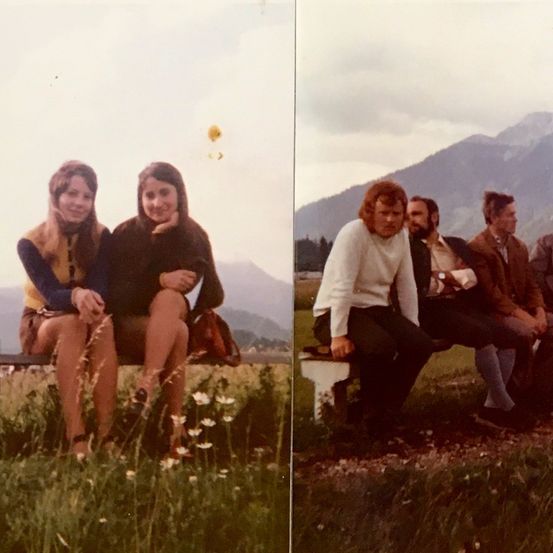 Zwei Fotos einer Gruppe von Menschen, die auf einer Bank in einem Feld mit Bergen im Hintergrund sitzen.
