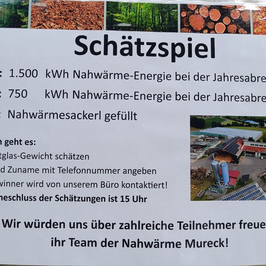 Plakat für ein Schätzspiel zur Wärmeenergie. Es zeigt Bilder von Holz und Solarpanelen. Teilnehmer schätzen das Gewicht eines Gewächshauses und geben ihren Namen und Telefonnummer an. Die Frist ist 15 Uhr. Der Gewinner wird kontaktiert.