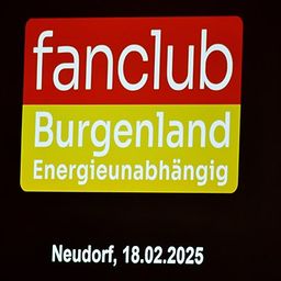 Ein Schild für den Fanclub Burgenland, energieunabhängig, wird am 18. Februar 2025 in Neudorf gezeigt.