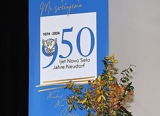 Banner zur Feier des 950-jährigen Jubiläums von Novo Selo. Es enthält ein Vogelemblem und die Jahre 1074-2024.