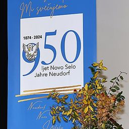 Banner zur Feier des 950-jährigen Jubiläums von Novo Selo. Es enthält ein Vogelemblem und die Jahre 1074-2024.