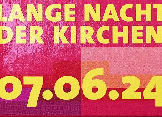 Ein Plakat bewirbt die Lange Nacht der Kirchen, mit dem Datum 07.06.24 in Gelb auf rotem Hintergrund.