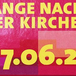 Ein Plakat bewirbt die Lange Nacht der Kirchen, mit dem Datum 07.06.24 in Gelb auf rotem Hintergrund.