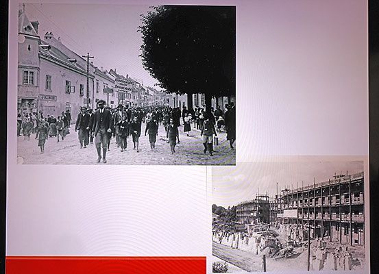 Schwarz-weiß-Foto von Menschen, die auf einer Straße mit Gebäuden auf beiden Seiten gehen. Ein weiteres Foto zeigt ein Gebäude im Bau.
