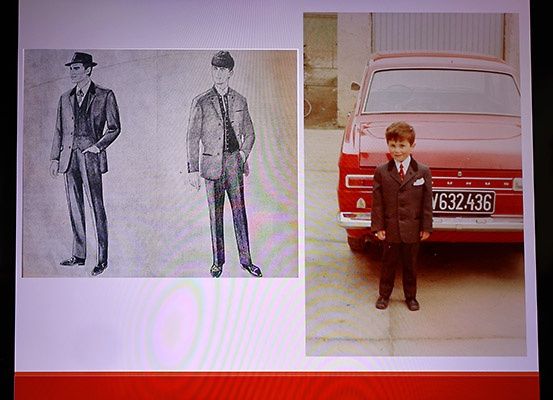 Eine Schwarz-Weiß-Zeichnung eines Mannes in Anzug, neben einem Foto eines Jungen in Anzug, der neben einem roten Auto mit dem Kennzeichen V632436 steht.