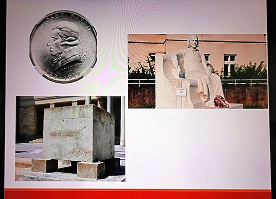 Eine Collage zeigt eine Münze, eine Statue und eine Steinstruktur. Die Münze zeigt das Porträt eines Mannes mit 1776-1976. Die Statue stellt einen Mann in einem Gewand sitzend dar. Die Steinstruktur hat Text und steht auf einem Betonsockel.