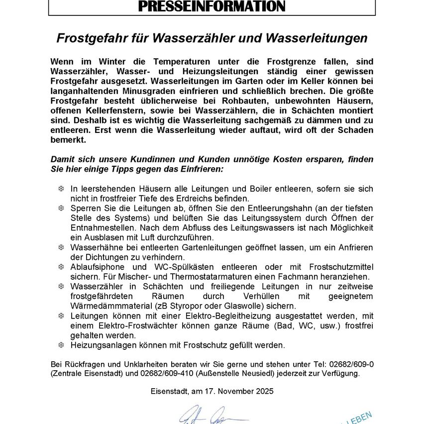 Ein Presseinformationsdokument warnt vor Frostrisiken für Wasserrohre und Heizungsleitungen. Es erklärt, dass bei Temperaturen unter dem Gefrierpunkt Wasserrohre Gefahr laufen zu gefrieren. Tipps umfassen das Leeren von Rohren, deren Isolierung und die Verwendung von Heizkissen oder Isoliermaterialien. Bei Fragen werden Telefonnummern angegeben.