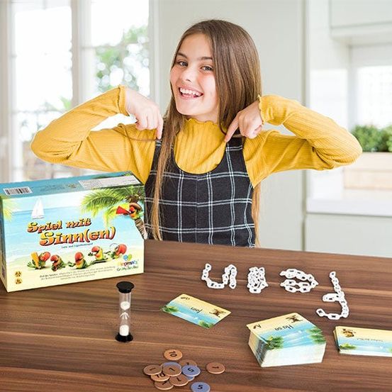 Bild enthält, Female, Girl, Person, Teen, Face, Head, Furniture, Table, Text, Wood