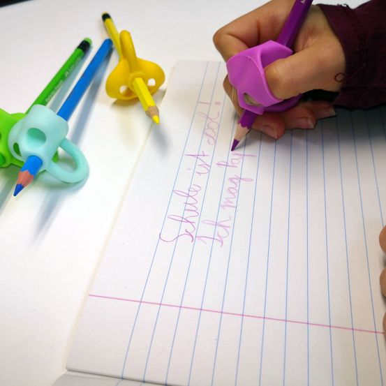 Bild enthält, Baby, Person, Pen, Writing