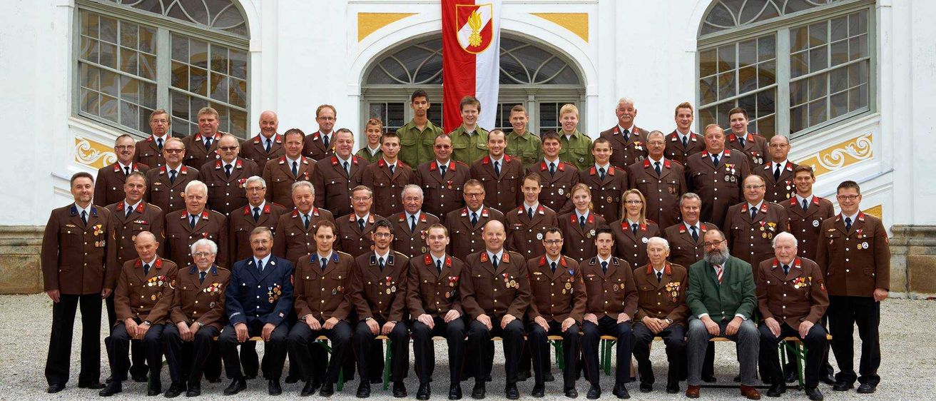 Bild enthält, Person, Clothing, Formal Wear, Suit, Coat, Flag, People, Footwear, Shoe