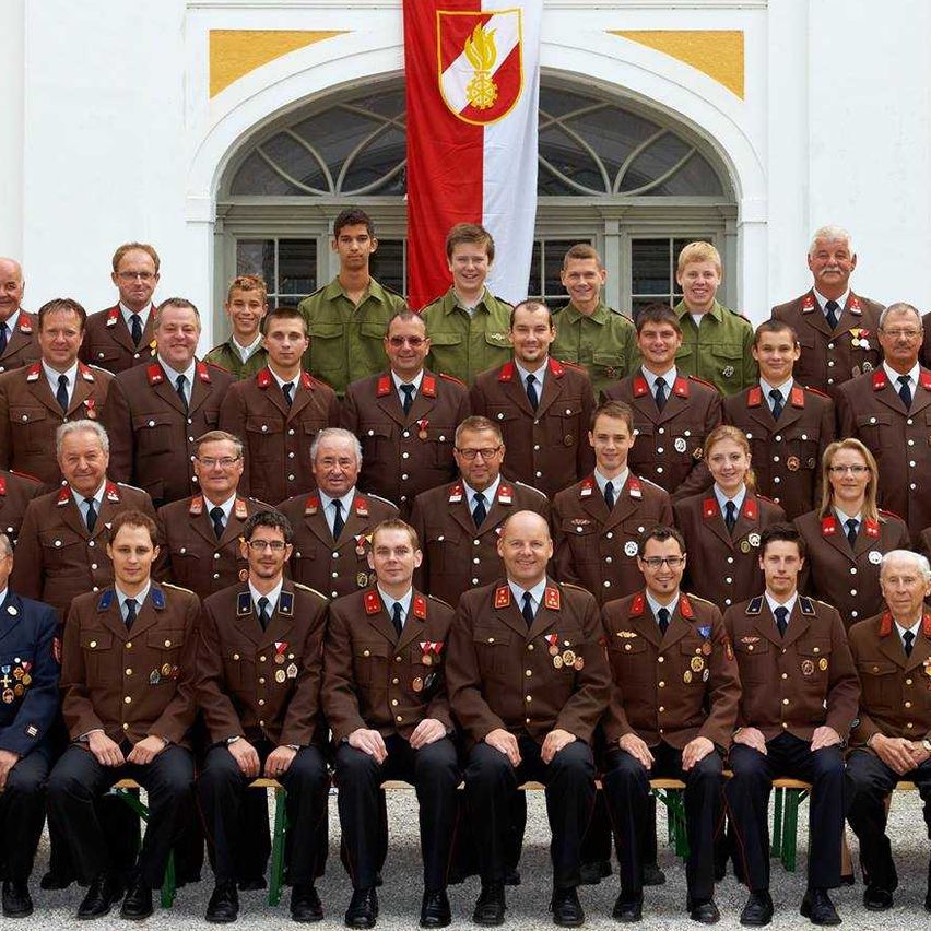 Bild enthält, Person, Clothing, Formal Wear, Suit, Coat, Flag, People, Footwear, Shoe