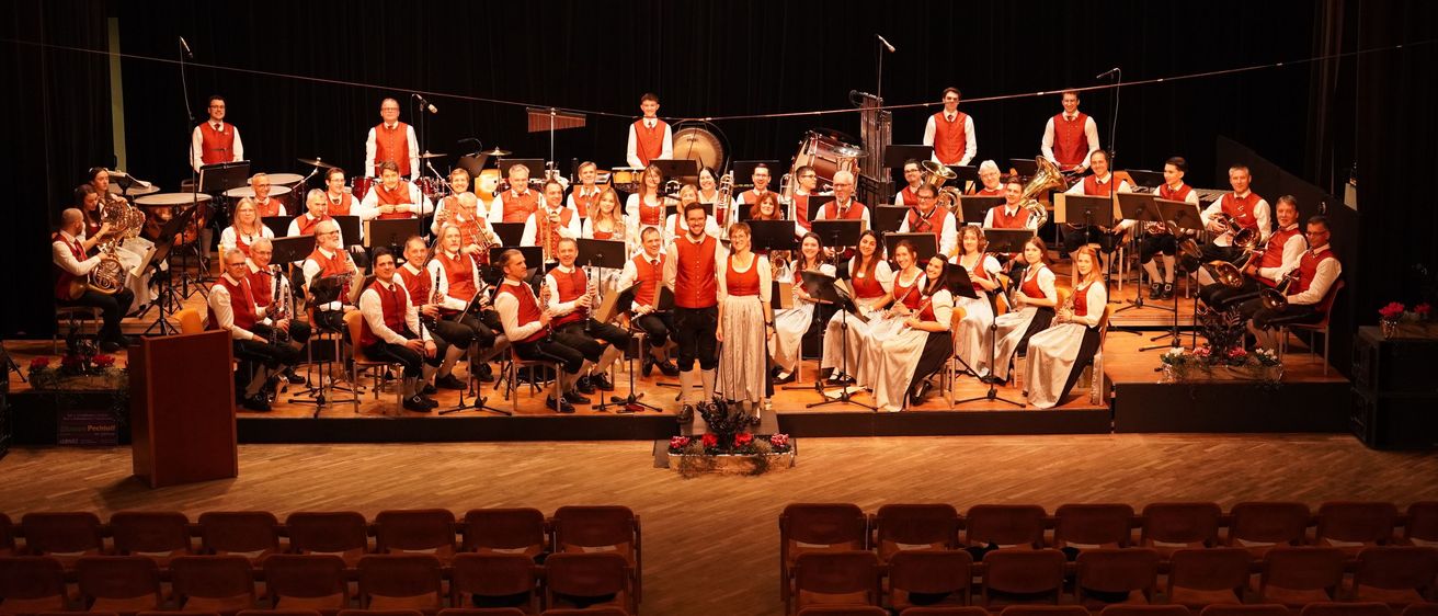 Bild enthält, Indoors, Music, Musical Instrument, Musician, Orchestra, Performer, Person, Group Performance, Theater, Concert