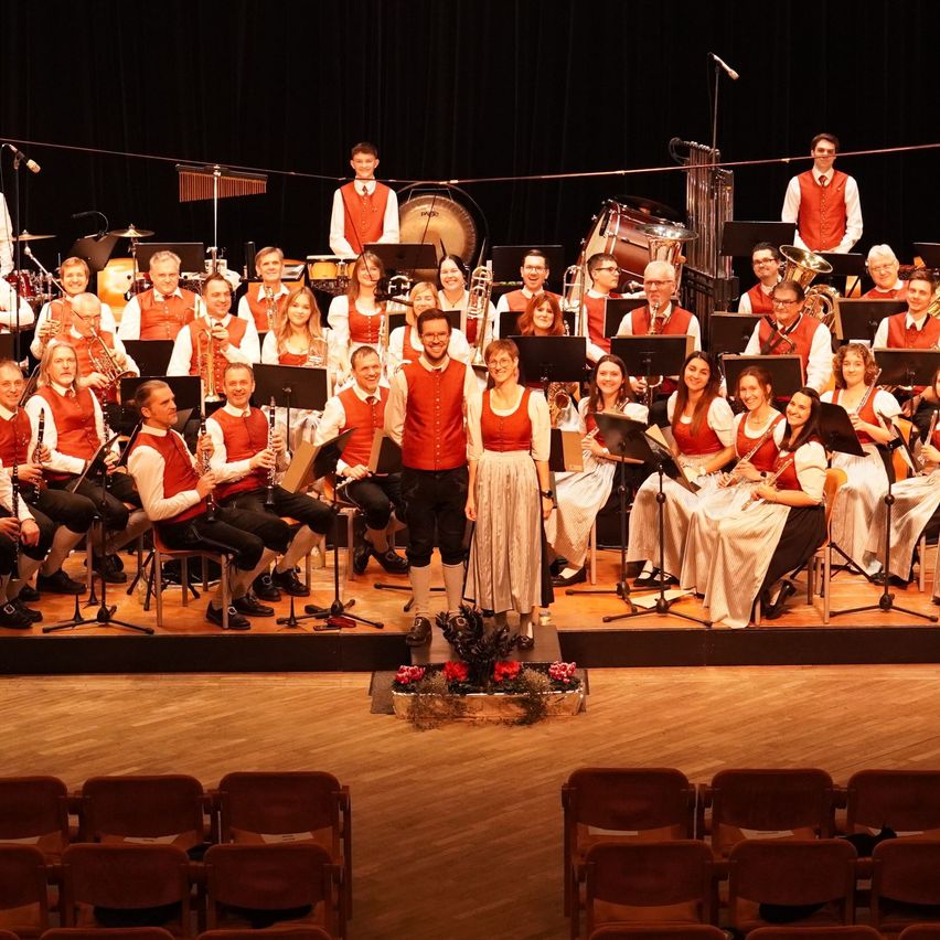 Bild enthält, Indoors, Music, Musical Instrument, Musician, Orchestra, Performer, Person, Group Performance, Theater, Concert