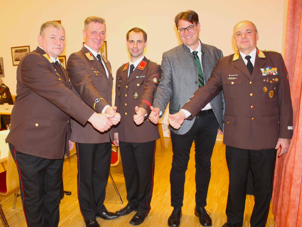 Bild enthält, Officer, Person, Adult, Male, Man, Military, Military Officer, Blazer, Coat, Suit