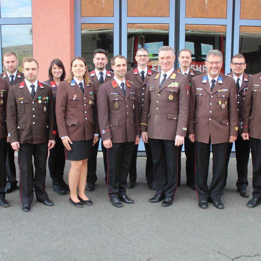 Bild enthält, Skirt, People, Person, Coat, Officer, Adult, Male, Man, Suit, Military