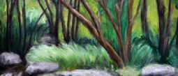 Ein Ölgemälde zeigt eine friedliche Waldszene mit einem kleinen Bach, der durch den Wald fließt, umgeben von Felsen und üppigem grünem Laub, unter einem klaren Himmel.