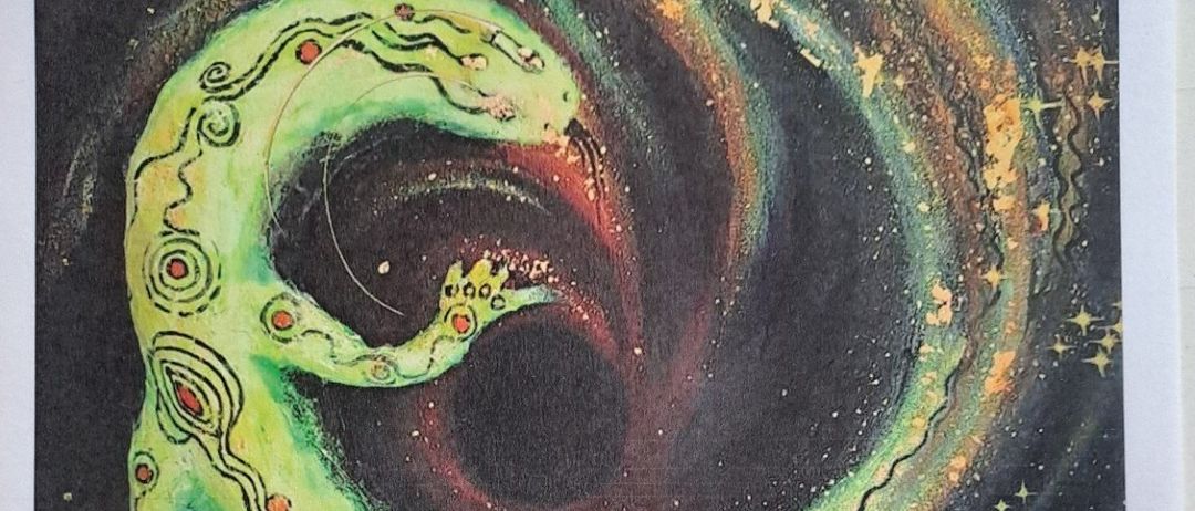 Ein künstlerisches Plakat, das einen grünen, spiralförmigen Drachen mit roten Augen zeigt, vor einem dunklen Hintergrund mit Sternen. Das Plakat bewirbt eine Ausstellung mit dem Titel 'DRACHE' mit Details zur Veranstaltung in deutscher Sprache.