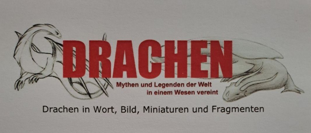 Ein Plakat für eine Veranstaltung über Drachen, einschließlich einer Zeichnung eines Drachen, Details zu einem Workshop und Lesungen aus Büchern über Drachen. Die Veranstaltung trägt den Titel 'DRACHE' und ist für September 2026 geplant.
