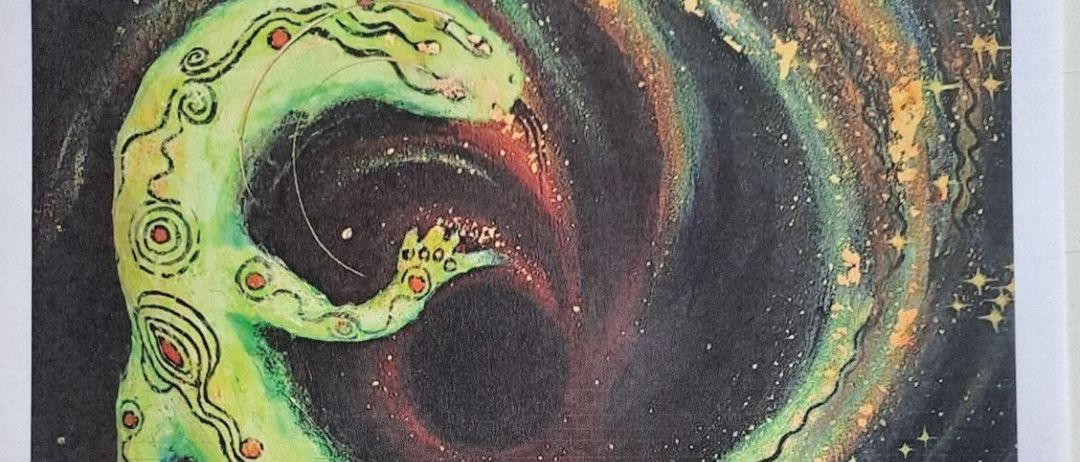 Plakat für eine Kunstausstellung mit dem Titel 'DRACHE', das einen grünen Drachen inmitten einer wirbelnden Galaxie zeigt, mit Text auf Deutsch darunter.