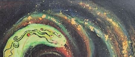 Ein Plakat für eine Ausstellung mit dem Titel 'DRACHE', das einen leuchtend grünen Drachen inmitten einer wirbelnden Galaxie aus Sternen und Farben zeigt. Der Text ist auf Deutsch und lädt zu einer Ausstellung von Drachenmythen und -legenden ein.
