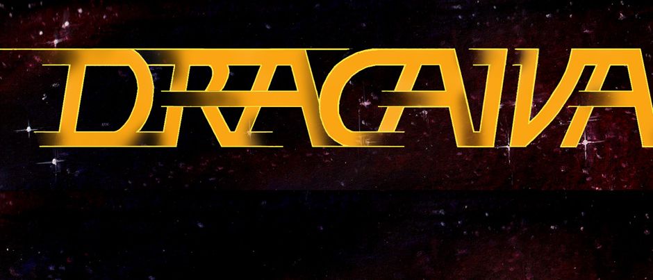 DRAGAVA-Logo in gelber Schrift auf einem dunklen Weltraumhintergrund mit roten und schwarzen Farbtönen. Die Schrift ist fett und stilisiert.