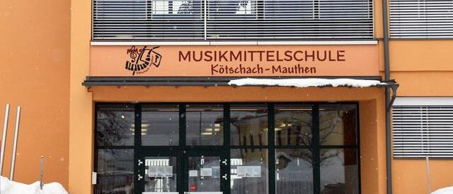 Bild enthält, Architecture, Building, Postal Office, Shop, Door, Book, Publication, City, Urban