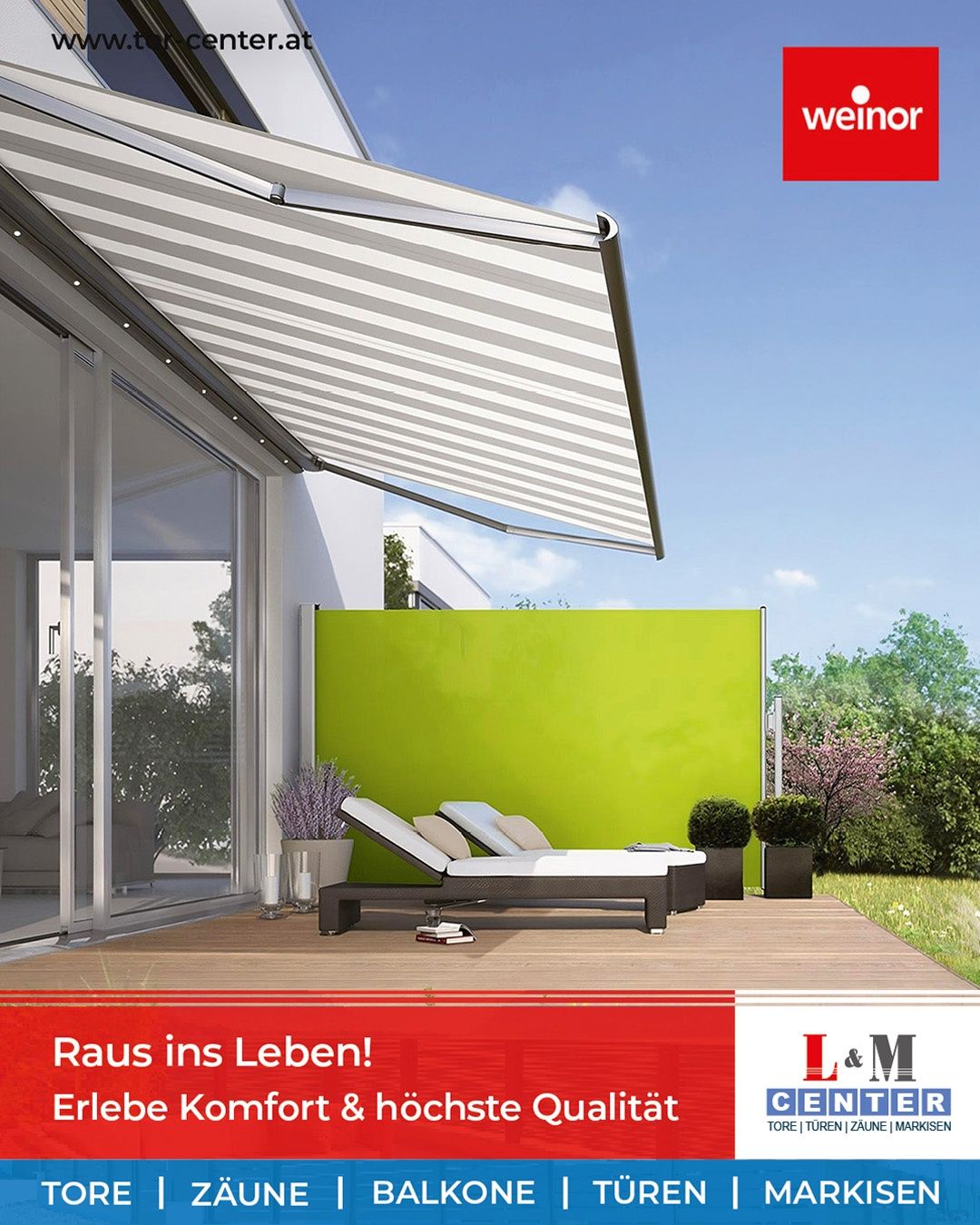 Eine Terrasse mit einer ausziehbaren Markise, einem Liegestuhl und Pflanzen auf einer Holzterrasse mit einer grünen Wand und Bäumen im Hintergrund.