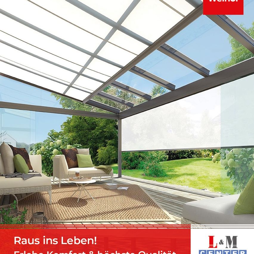 Eine moderne Terrasse mit ausziehbarem Dach und großen Fenstern. Ein geräumiger, komfortabler Sitzbereich mit Tisch und Kissen. Draußen ein üppiger grüner Rasen mit Bäumen und Pflanzen.