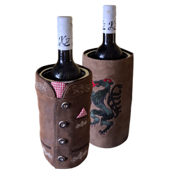 Zwei Weinflaschen sind in braunen Lederhüllen mit Drachendesign. Die Flasche links hat 'K17' auf dem Etikett, die rechts 'K17 K'.