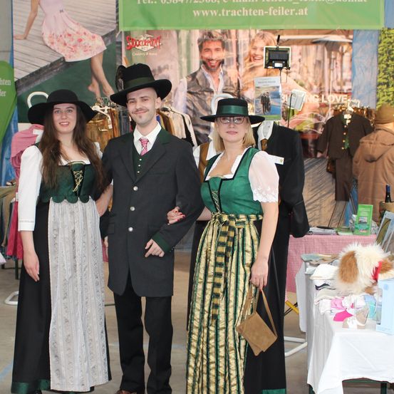 Anna Plochl Kleid, Erzherzog Johann Gehrock, Anna Plochl Dirndl (von links nach rechts)